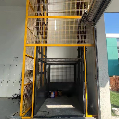 新罗导轨式升降机助力物流园破解运输难题